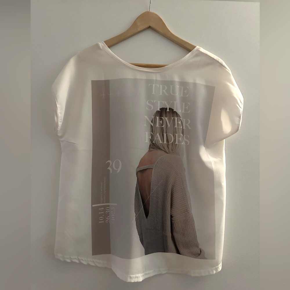 Zara Women’s Graphic Top.